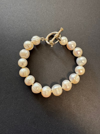 White rounded pearl bracelet