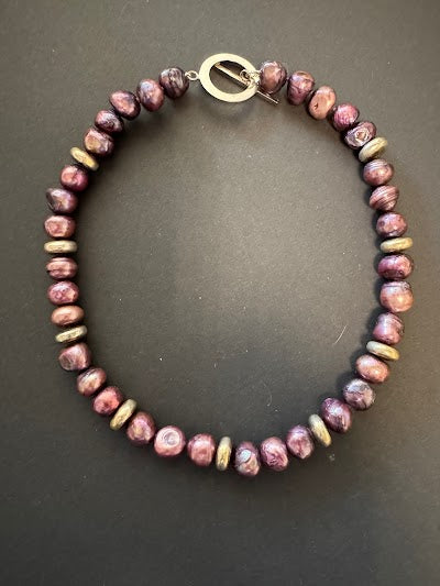 Purple-hued pearl and silver disc bead necklace