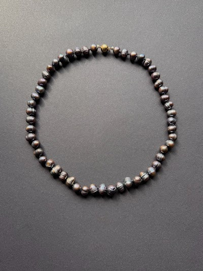 Peacock-hued freshwater pearl necklace with a 9ct gold clasp