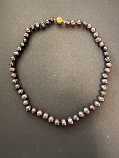 Dark peacock-grey-hued pearl necklace