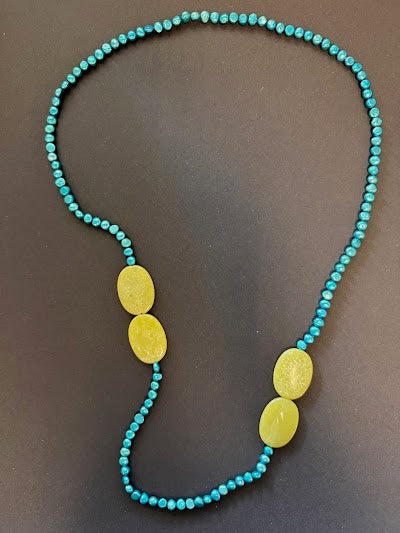 Teal-hued pearl and serpentine necklace