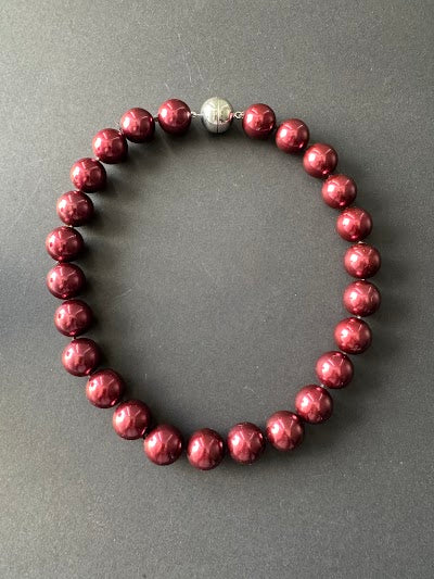 Deep burgandy-hued (15-16mm) shell pearl necklace
