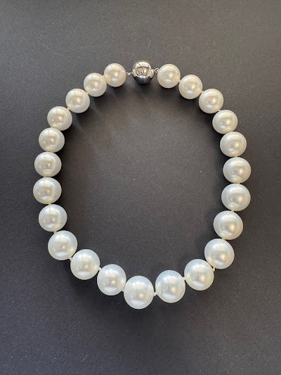 White (17-18mm) shell pearl necklace