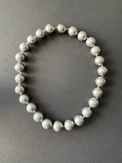 Silver-hued (15-16mm) shell pearl necklace