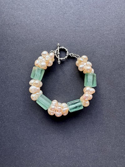 Cream pearl and green glass bead bracelet