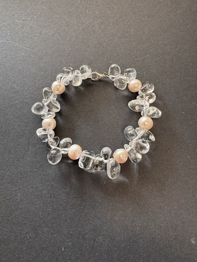 Creamy-white-hued pearl and clear quartz bracelet