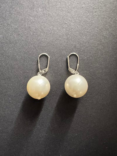 White 16mm shell pearl earrings