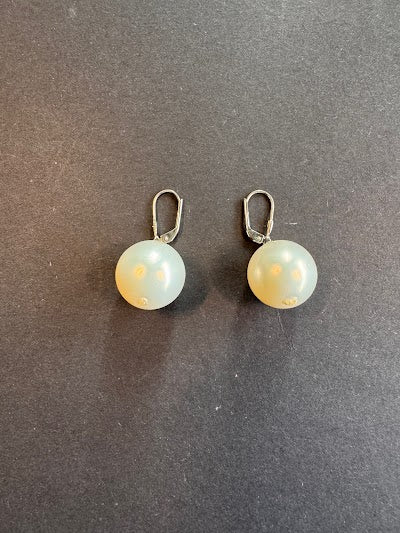 White 18mm shell pearl earrings