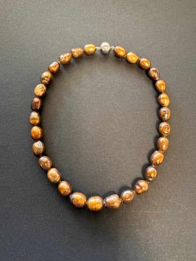 Coppery-brown-hued pearl necklace