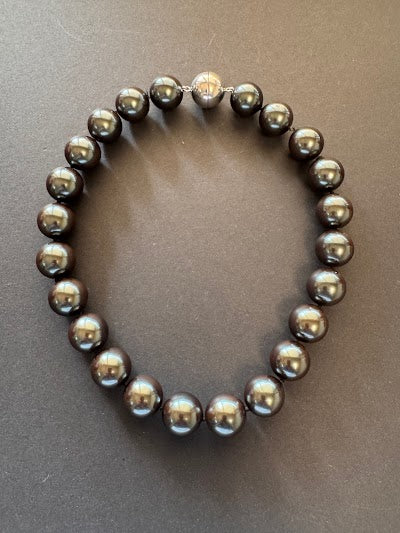 Black 18mm shell pearl necklace