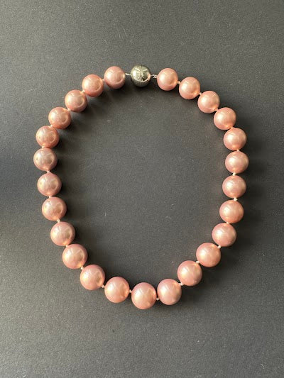 Dusty pink-hued (15-16mm) shell pearl necklace