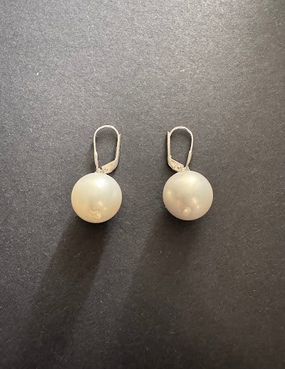 White 14mm shell Pearl earrings