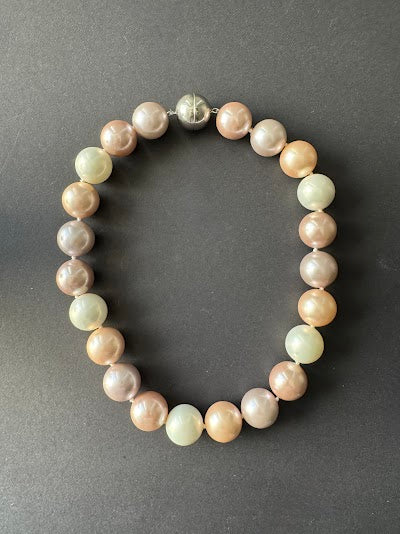 White, pink, mauve and peach-hued (17-18mm) shell pearl necklace
