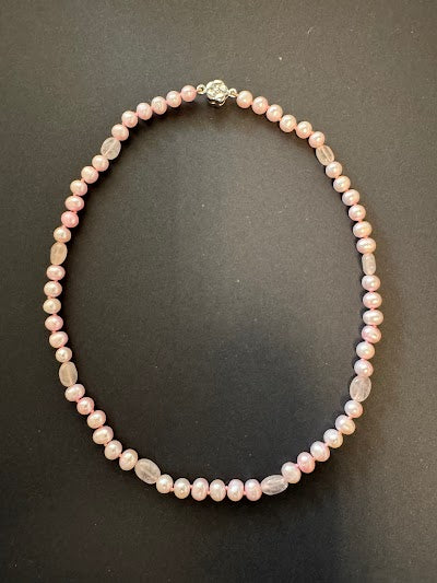 Pink-hued pearl and rose quarz necklace