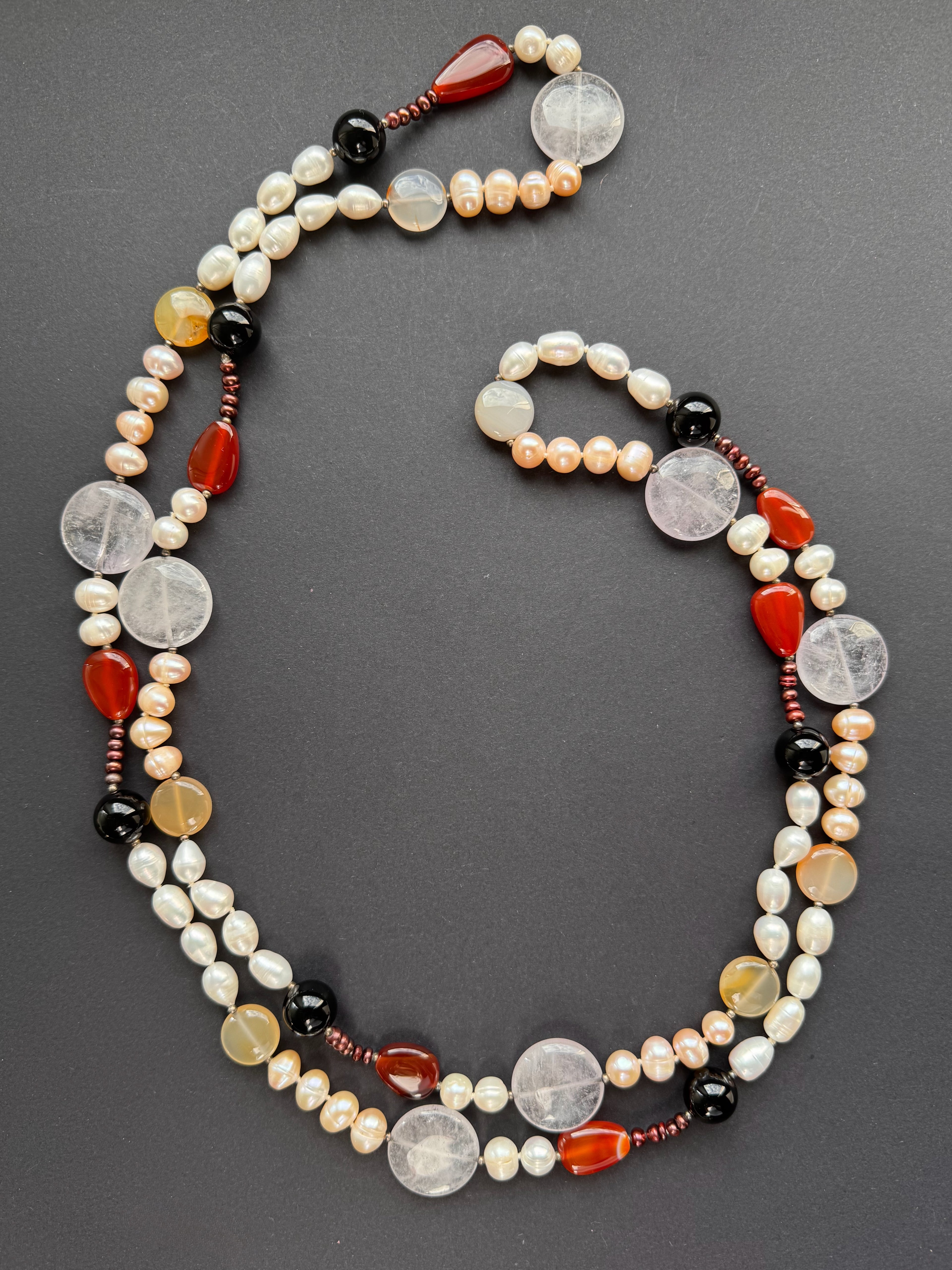 Continuous-strand pearl necklace with quartz, carnelian, onyx and agate beads