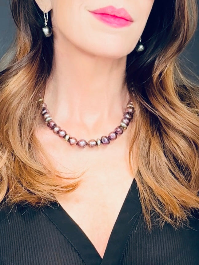 Purple-hued pearl and silver disc bead necklace
