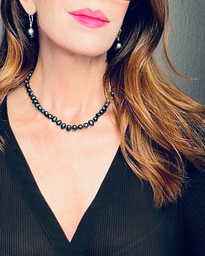 Blue-green-hued pearl necklace