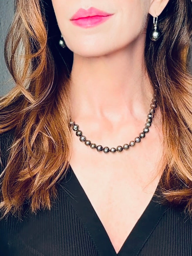 Dark peacock-grey-hued pearl necklace