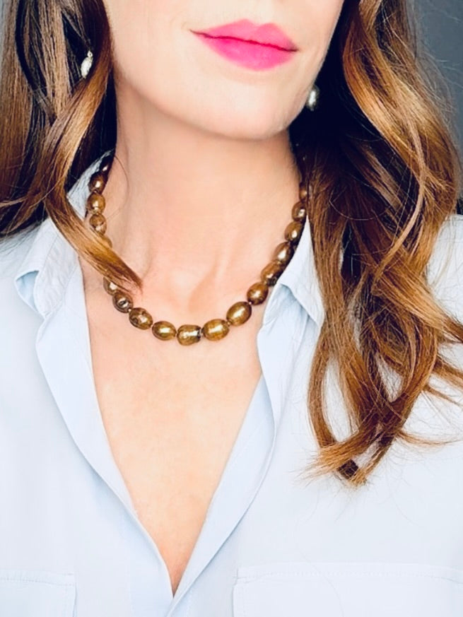 Coppery brown-hued pearl necklace