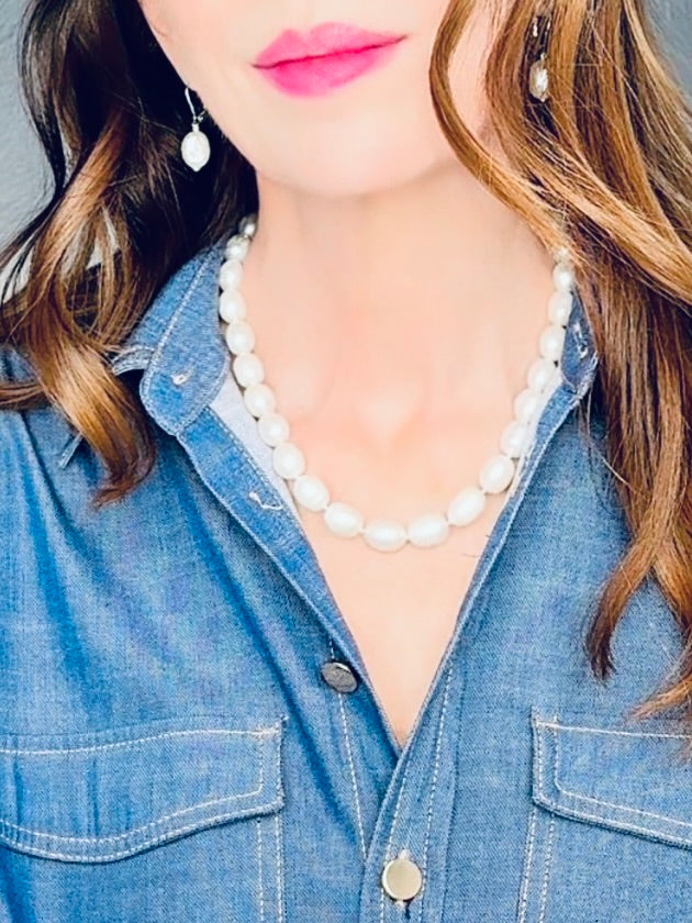 White-hued ringed pearl necklace
