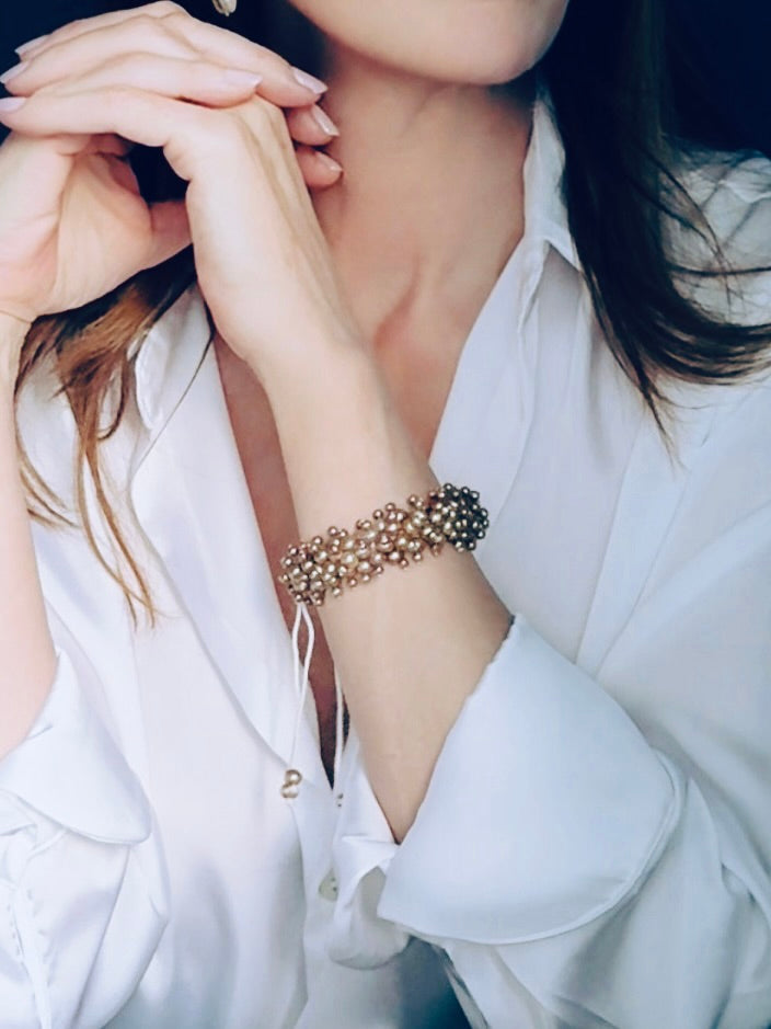 Golden-hued pearl bead bracelet