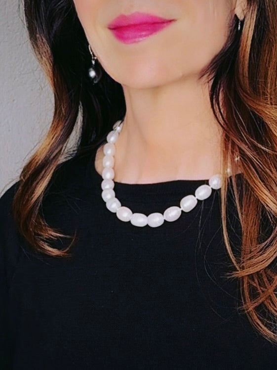 White-hued ringed pearl necklace