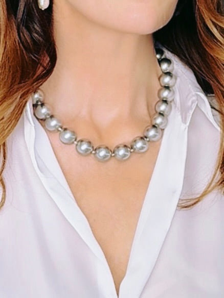 Silver-hued (15-16mm) shell pearl necklace